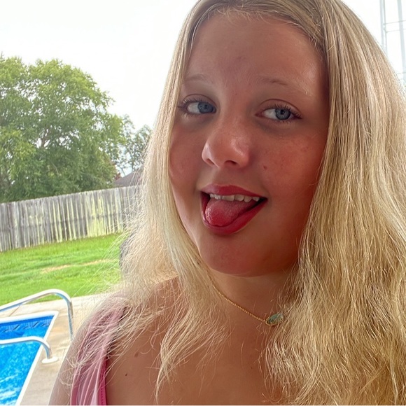 Meet your Posher, Hannah - Picture 1 of 1